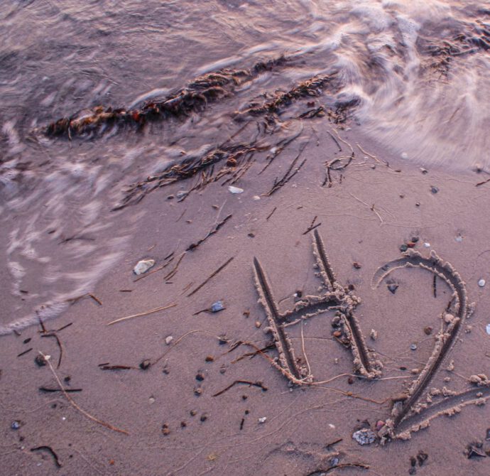 Wasserstoff als Zukunftstrend? H2 in Sand geschrieben