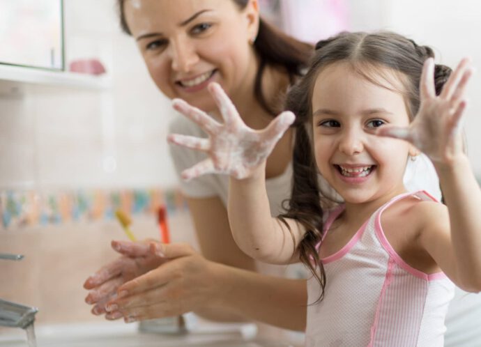 Frau und Mädchen waschen Hände - Energie sparen mit diesen Tipps