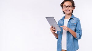 Junge mit Tablet zu sehen - wie es mit der Internet-Nutzung in Ö aussieht