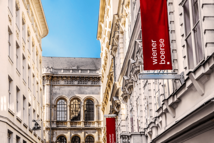 Wiener Börse mit Fahne zu sehen