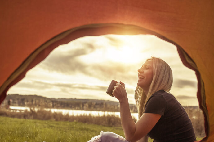 Eine Frau lacht in der Sonne - Zeit für Neues, Sommerhoch statt Sommerloch