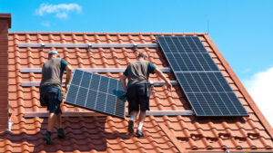 Solarpaneele werden auf Dach montiert