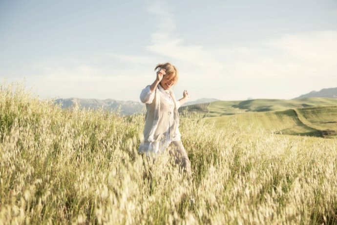Frau im Feld freut sich über Geld vermehren