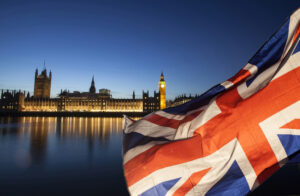 Die Großbritannien-Flagge mit Big Ben im Hintergrund zu sehen