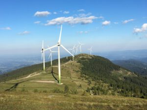 Windräder stehen am Berg, eine alternative Energiequelle zu Gas.