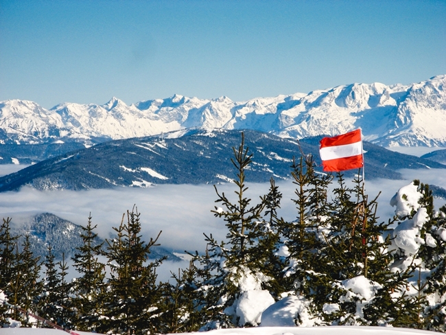 Österreich Flagge vor Winterpanorama - Kursverluste bei österreichischen Staatsanleihen