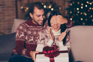 Mann schenkt Frau ein Weihnachtsgeschenk
