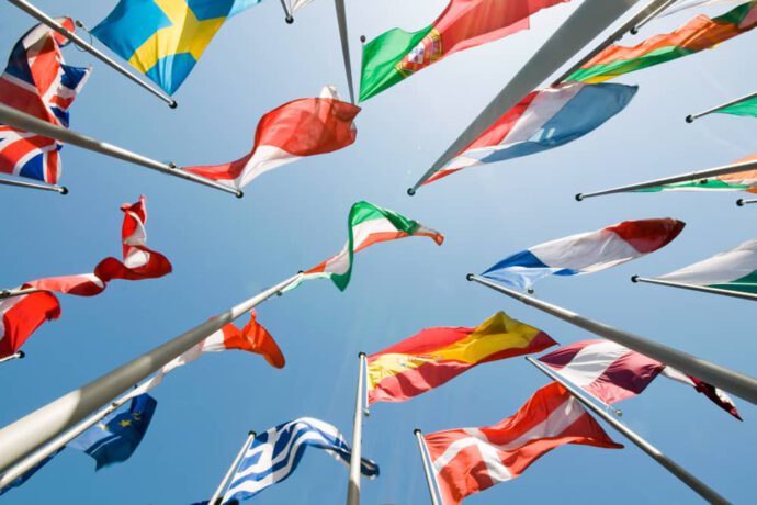 Europäische Flaggen wehen im Wind - kurze Rezession in Europa möglich?