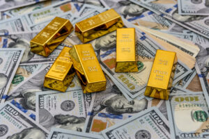 Gold und Dollarscheine zu sehen - Antworten in der Geldanlage