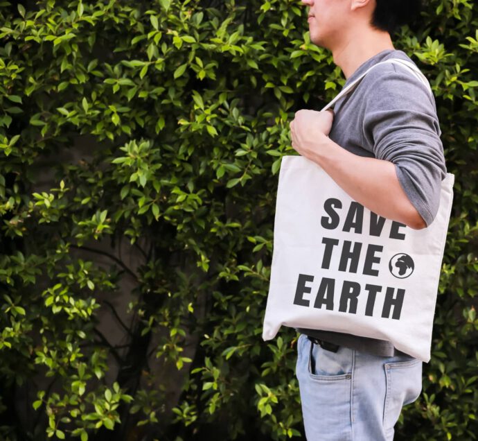 Mann mit Stofftasche zu sehen - wie wir entspannt die Welt retten