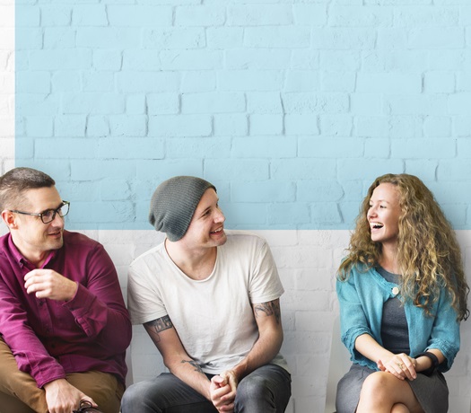 3 junge Menschen der Gen Z tauschen sich über Geld und Finanzen aus.