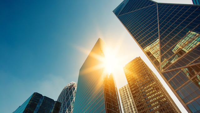 Hochhäuser im Sonnenlicht - wie funktioniert das Banken-System?