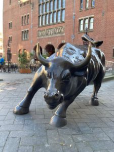 Der Stier vor der Börse in Amsterdam zu sehen, Gründer von Weltfondstag kommt aus Holland