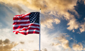 USA-Flagge weht im Wind - unsichere Konjunktur wegen Bankenkollaps