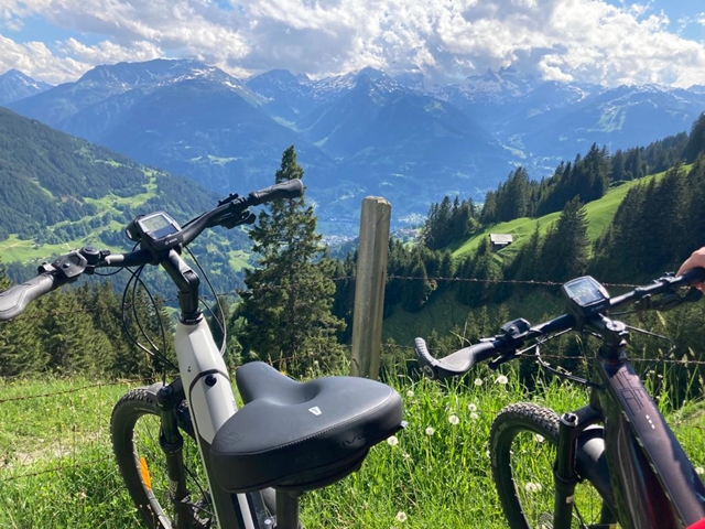 2 Fahrräder zu sehen - Urlaubstipps für nachhaltige Ferien