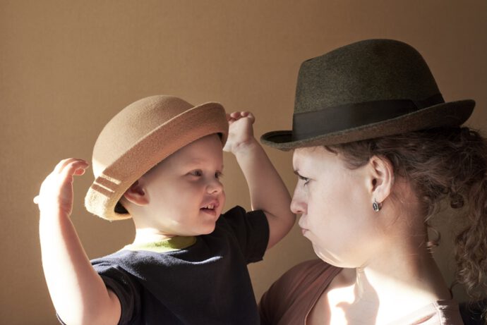 EIne Mutter mit Hut und Kind - spannende Facts zum Muttertag