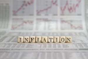 Inflation auf Zeitung zu sehen - Aktien im Aufwind