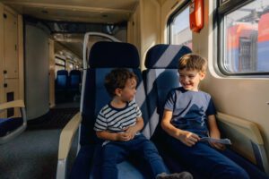 Zwei Kinder sitzen im Zug.