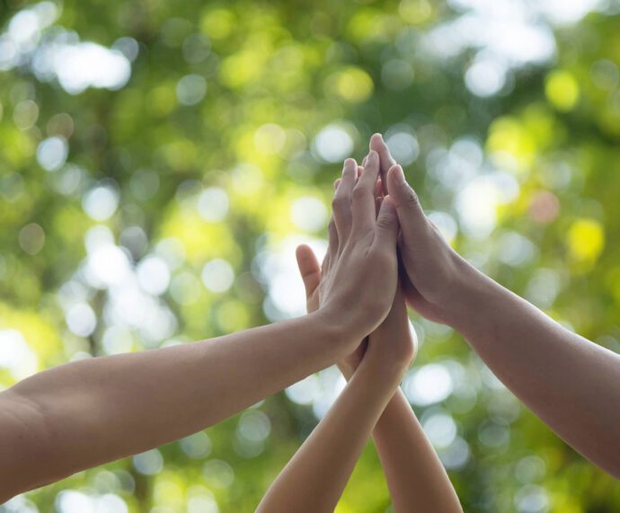 Hände geben give me 5 - Nachhaltigkeit - Aktionen fürs Team