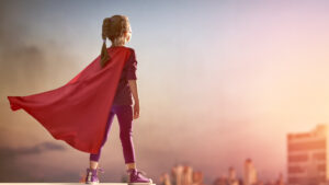Mädchen mit Superwoman-Coat: Frauen starten in Sachen Geld durch