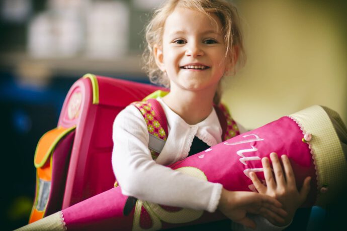 Mädchen mit Schultüte in der Hand zu sehen