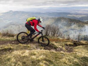 Ein Radfahrer fährt mit seinem E-Mountainbike im Gebirge.