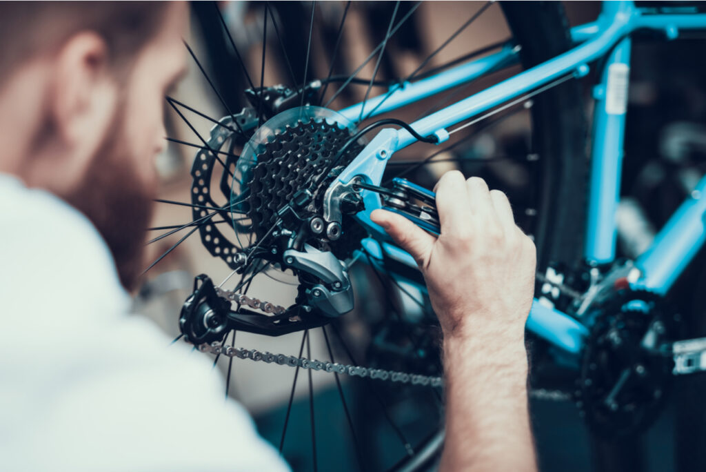 Ein Mann lebt mit Minimalismus, er repariert sein Fahrrad