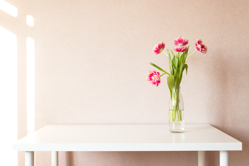 Ein Tulpenstrauße auf einem weißen Tisch - Minimalismus als Lebensweise kann zu mehr Freiheit führen