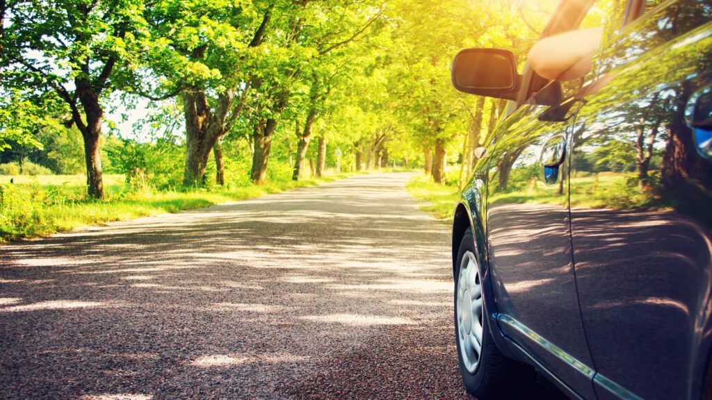 Eine Straße und ein Auto zu sehen - Geldanlage in Infrastruktur hat Potenzial