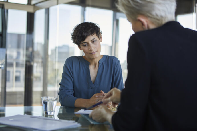 Eine Frau lässt sich von einem Mann beraten und schafft Ordnung in den Finanzen